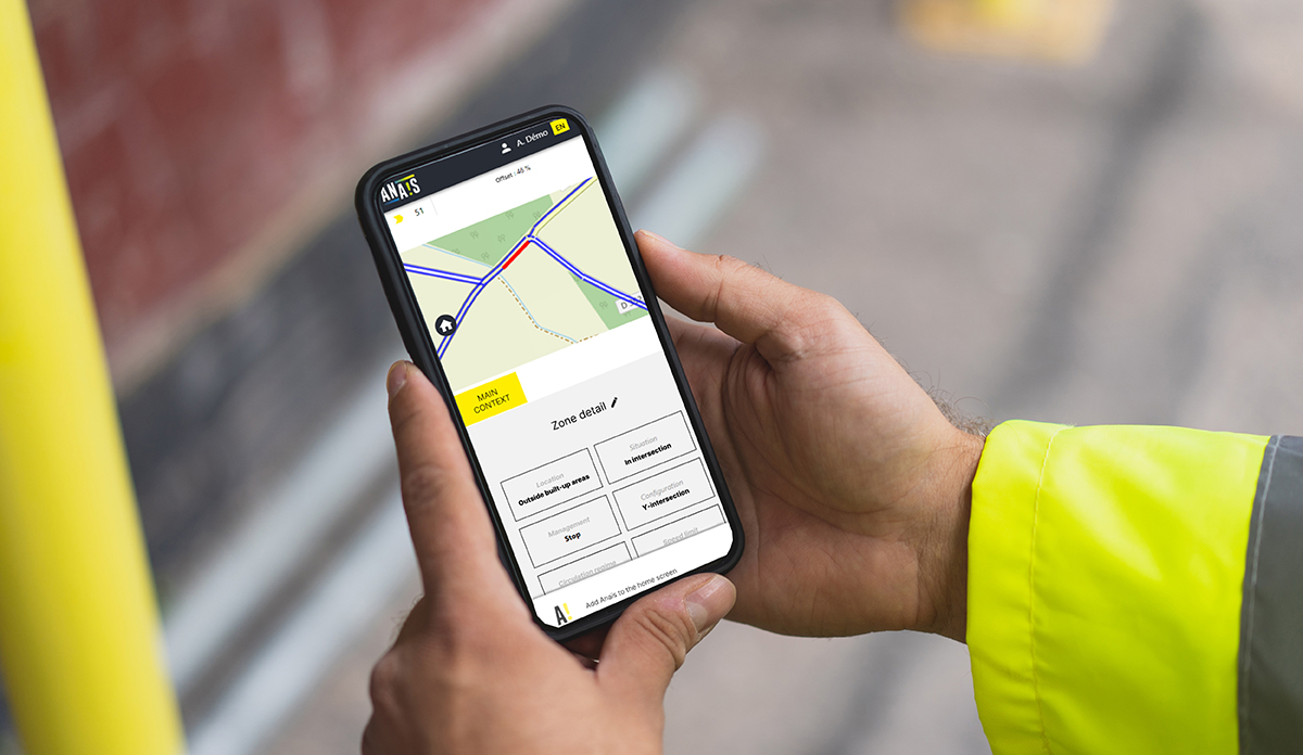Mains qui tiennent un téléphone avec une map affichée