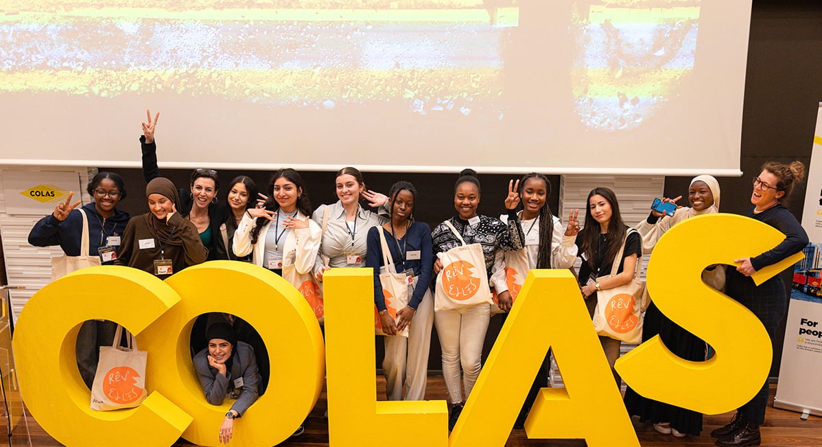 Groupe de femme avec COLAS en grosse lettres
