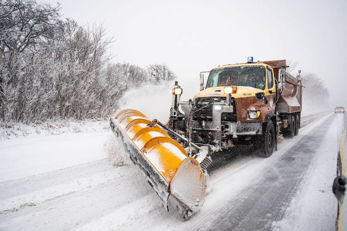Déneigeuse sur une voie eneigée