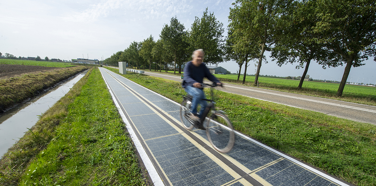 Cycliste sur une piste cyclable photovoltaique