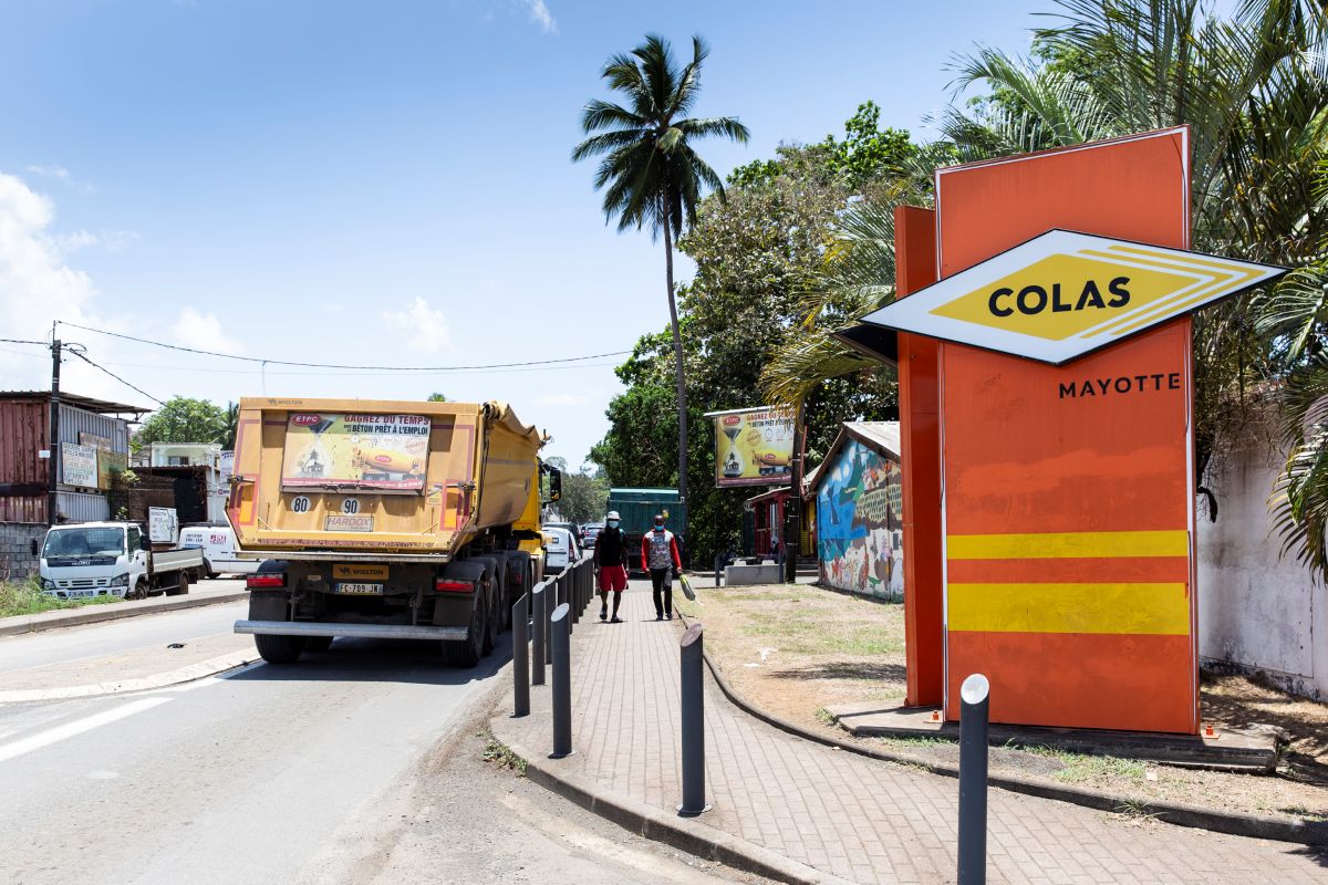 Ville avec camion et panneau colas mayotte