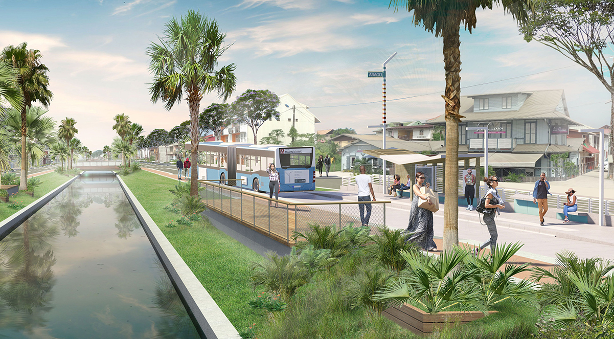 Rue avec un arrêt de bus et un canal qui l’entoure. 