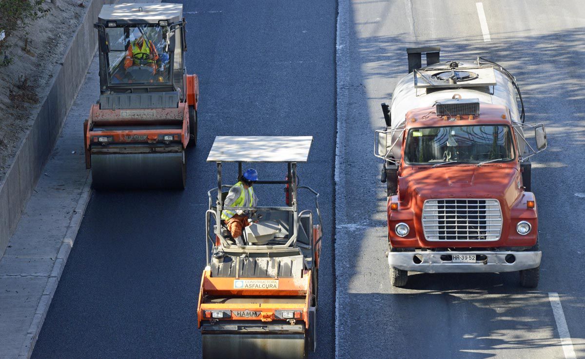 Construction de route.avec deux rouleaux compresseurs et un camion aquatique