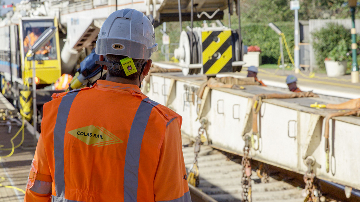 Collaborateur de dos regardant le chantier en cours
