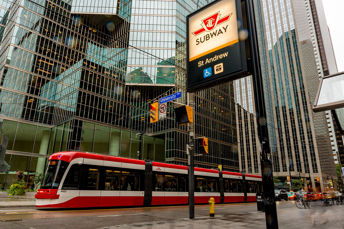 Scène urbaine avec les transports en commun, un tramway et une architecture moderne
