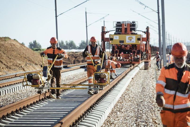 Collaborateurs qui travaillent sur des rails