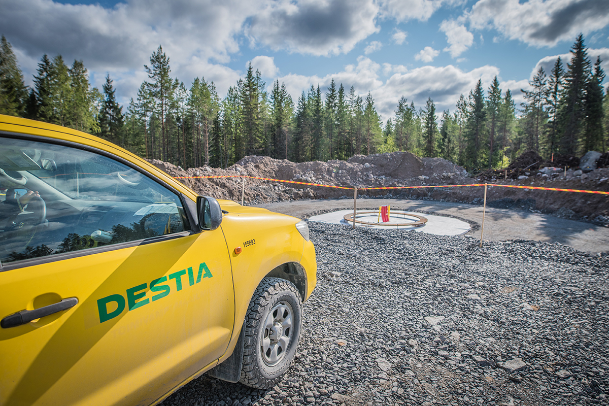 Voiture jaune devant un chantier