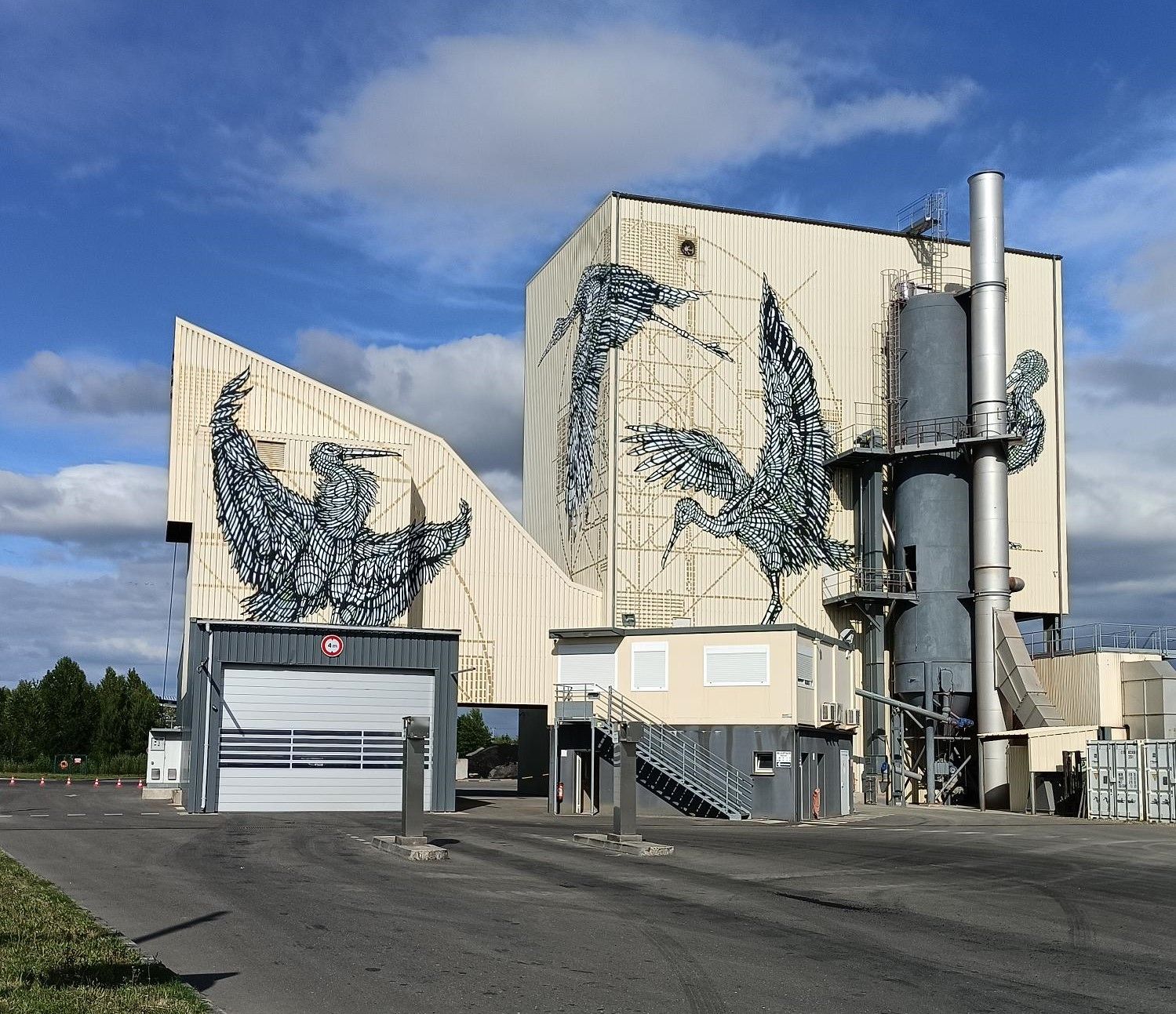 Bâtiment industriel, avec des peintures murales à grande échelle représentant des oiseaux peintes sur ses murs extérieurs