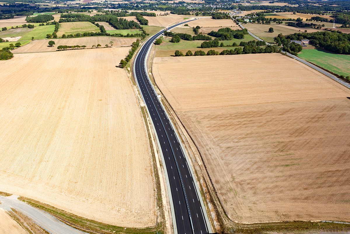 Route au milieu de champs de campagne