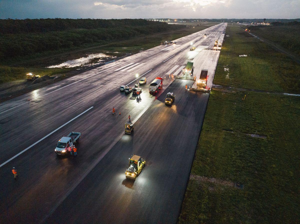 Application d'enrobés sur les pistes de l'aéroport le Raiset - Guadeloupe
