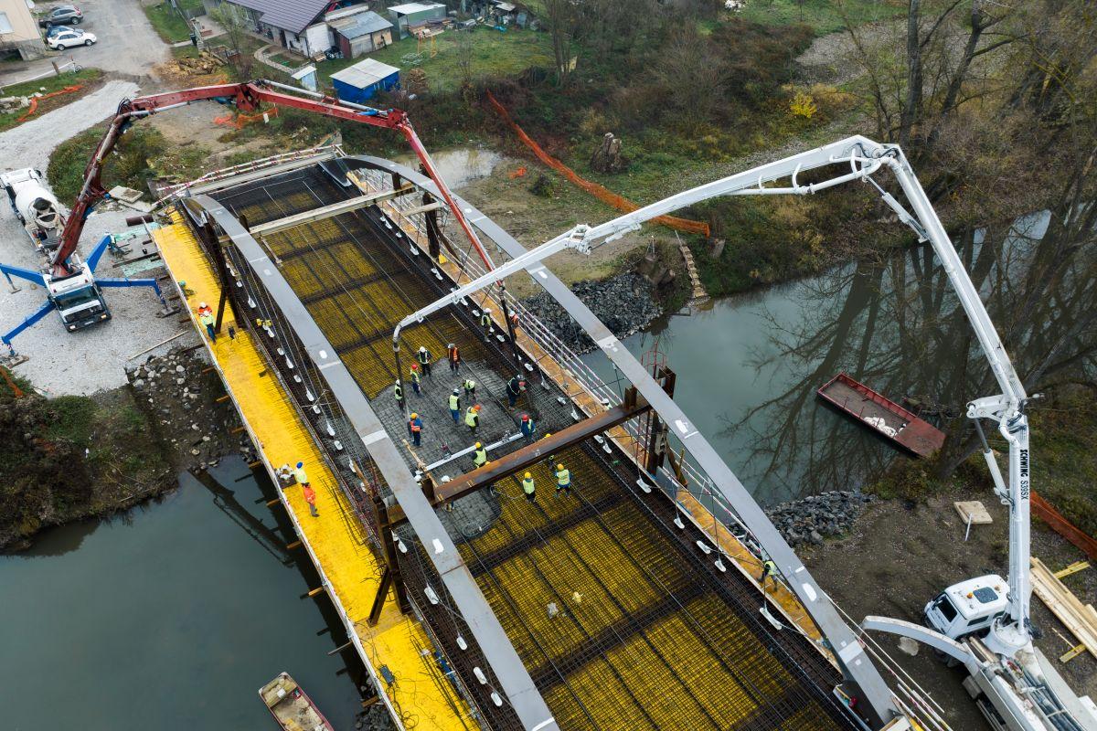 Pont sur la rivière Ipoly entre la Hongrie et la Slovaquie