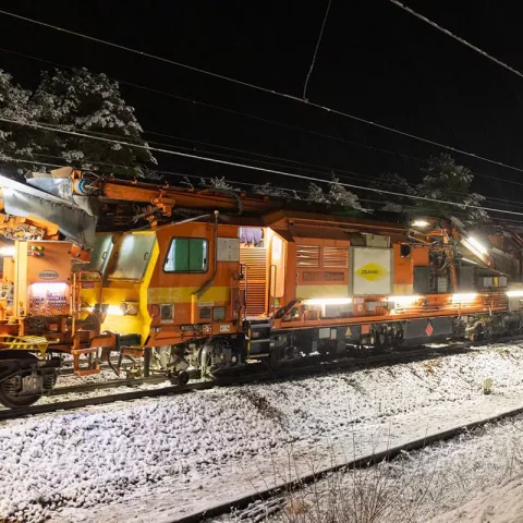 Illustration of Colas Rail en groupement avec TSO remporte un lot de l’appel d’offres de régénération industrielle du réseau ferroviaire lancé par SNCF Réseau