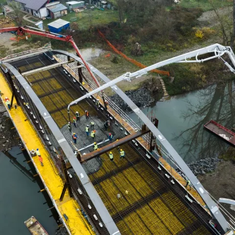 Illustration of Le pont Saint-Borbala entre la Slovaquie et la Hongrie