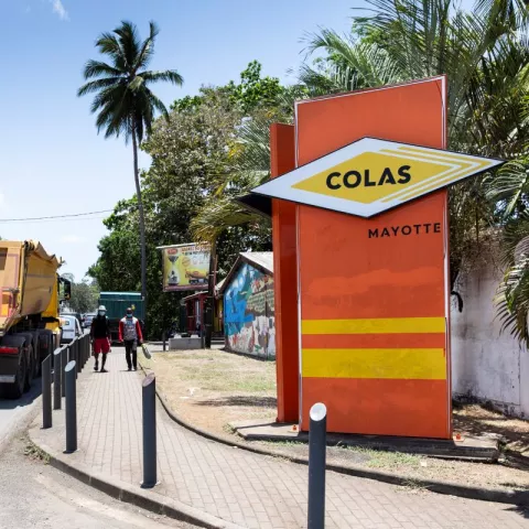 Illustration of Colas lance un mécénat de compétences pour reconstruire le Lycée Bamana, à Mayotte 